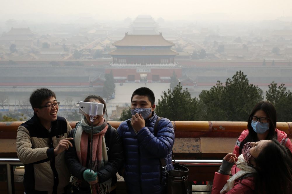 (VIDEO) CRVENI METEO-ALARM U PEKINGU: Buvalno ne vide prst pred nosem zbog smoga!