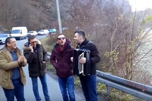 (VIDEO) OD SVE MUKE PESME PEVA: Ovako izgleda kad se Bosanci zaglave na drumu!