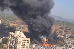 STRAVIČAN POŽAR U MUMBAJU: Izgorelo hiljadu kuća kartonskog naselja, jedna osoba poginula