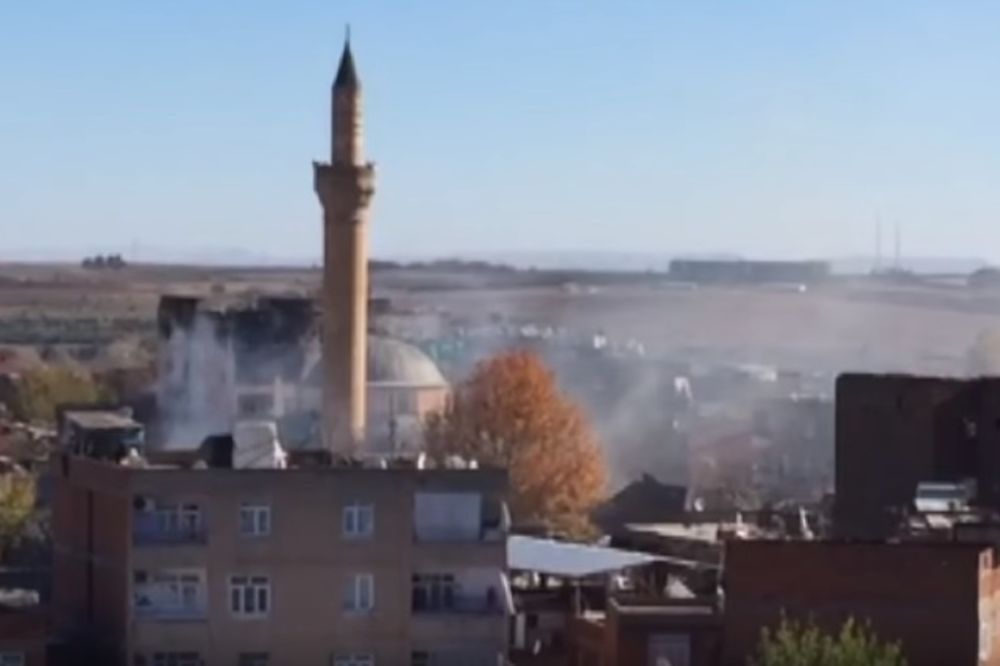 (VIDEO) SUKOBI KURDA I POLICIJE U TURSKOJ: Izazvali požar u džamiji staroj 500 godina