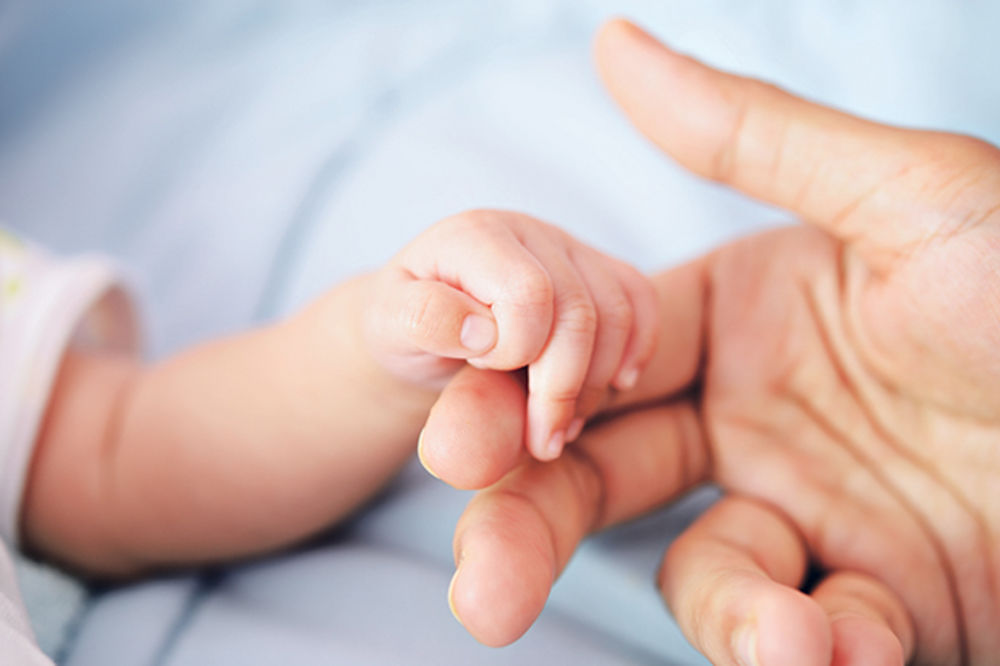 OSTAVILA JE SAMO CEDULJU I BEBU PRED TUĐIM VRATIMA: Mama, neću se ljutiti, samo želim da te pronađem