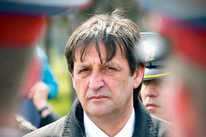 MINISTAR NA KOLENIMA: Prostak Gašić izbačen iz Vlade!