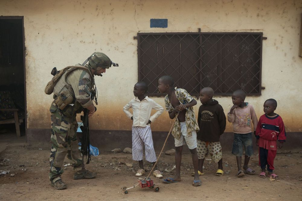 STRAŠNI ZLOČINI: 4 francuska vojnika ispitana zbog silovanja dece u Africi