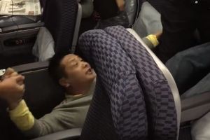 (VIDEO) BAŠ JE HTEO DA IDE U PRVU KLASU: Profesora vukli iz aviona, on se ritao i šutirao