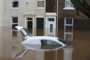 (FOTO) DAJ ŠTA DAŠ: Britanci se iz poplavljenih kuća evakuišu u frižiderima