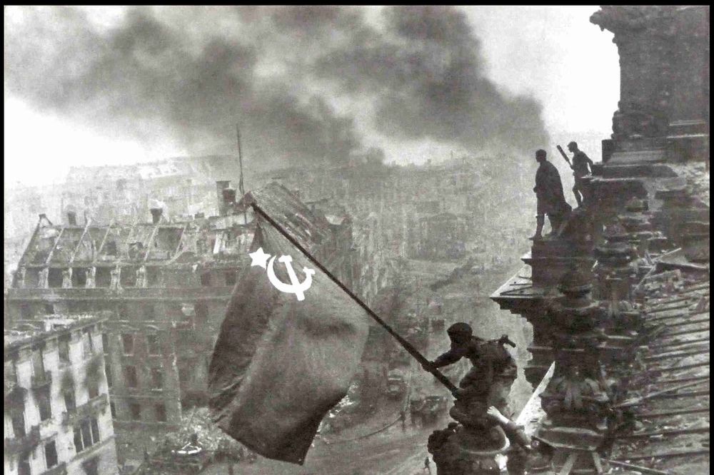 FEJSBUK CRVENU ARMIJU PROGLASIO TERORISTIMA: Uklanja postove sa slikom zastave pobede iznad Rajhstaga 1945. godine