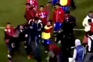 (VIDEO) BRUTALNO: Pogledajte opštu tuču fudbalera na meču prvenstva Bolivije