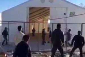 (VIDEO) IGRE NA GRANICI: Migranti igraju odbojku preko ograde koja razdvaja Grčku i Makedoniju