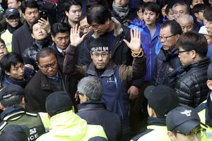 DA IM SLUČAJNO NE POBEGNE: 2.000 policajaca došlo da hapsi čelnika sindikata u Seulu