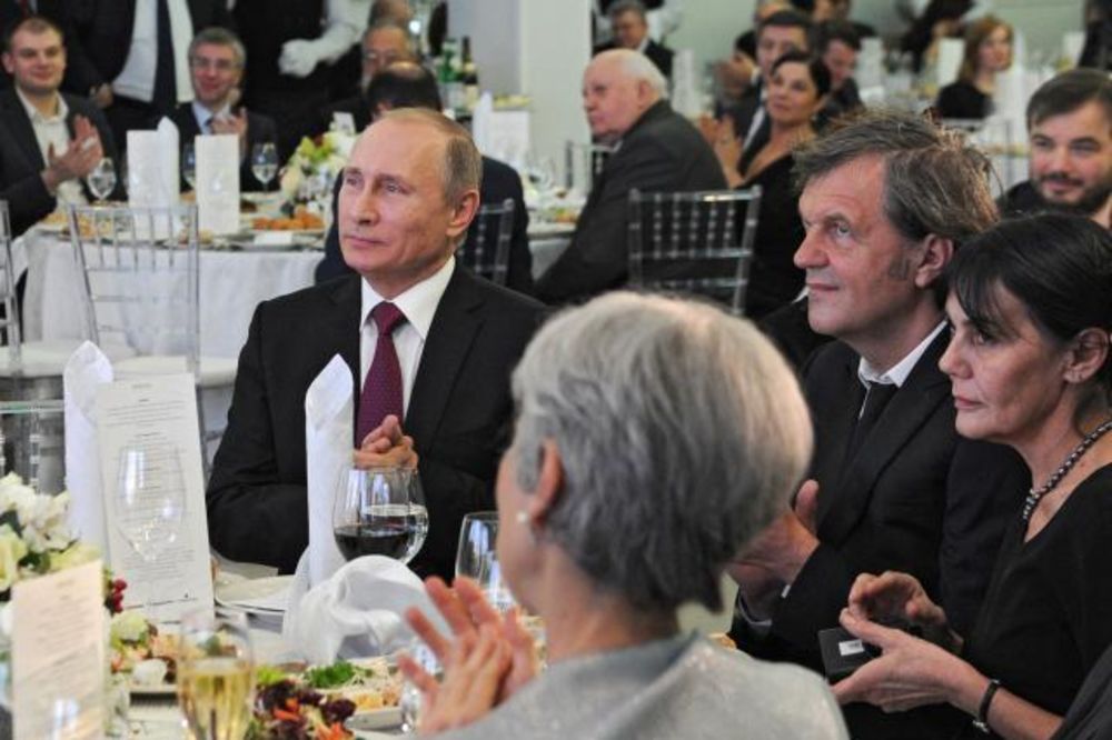PRVI DO PUTINA Emir Kusturica sa suprugom Majom sedeo do ruskog predsednika, pa mu i zasvirao!