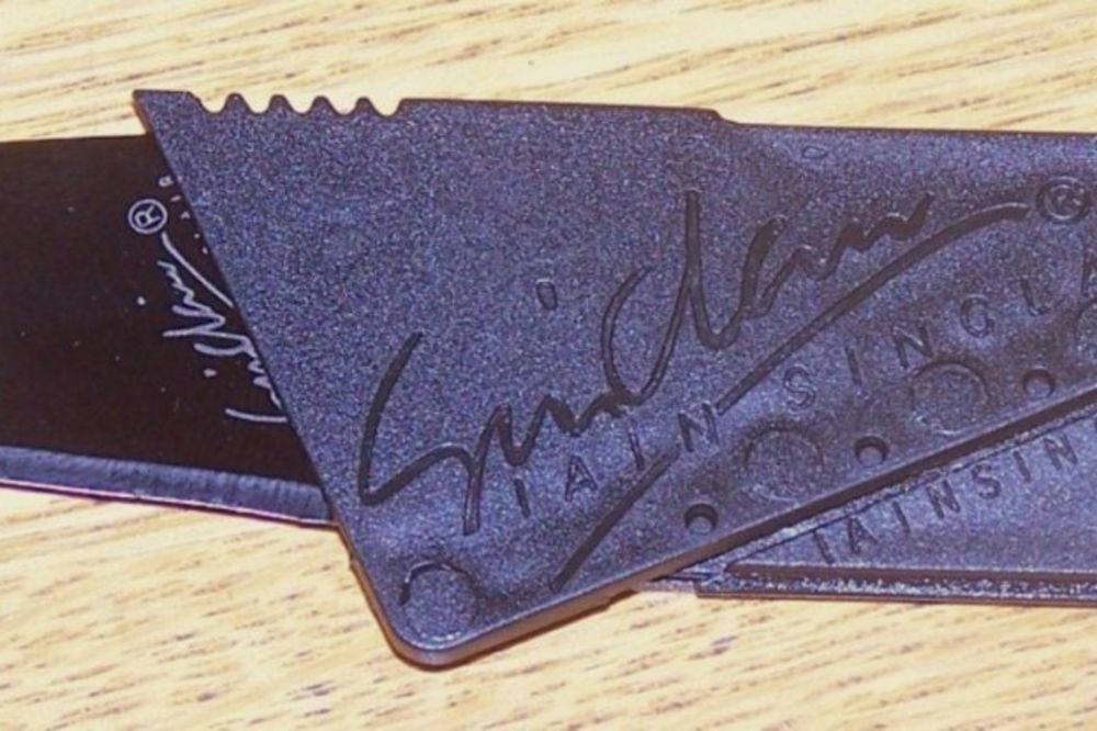 ŠVERC U VOZU: Zaplenjeni noževi u obliku kreditnih kartica
