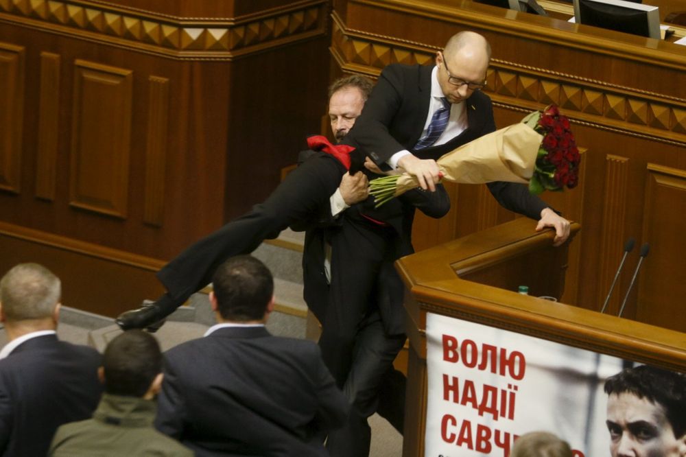 (VIDEO) PREMIJERU PRVO DALI BUKET, PA GA ODVUKLI: Pogledajte tuču u ukrajinskom parlamentu