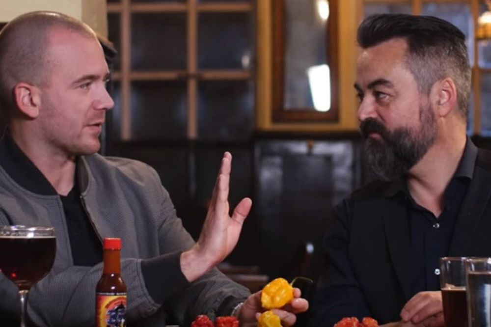 (VIDEO)DA LI BISTE SE USUDILI DA PROBATE? Pogledajte kako ova dvojica jedu najljuću papriku na svetu