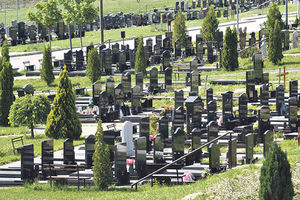 NEMA MIRA NI NA ONOM SVETU: Grobno mesto se može prekopati 10 godina posle sahrane
