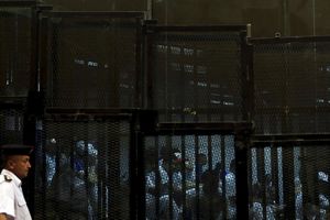 GUŽVA: U Egiptu odloženo suđenje jer optuženi nisu stali u sudnicu