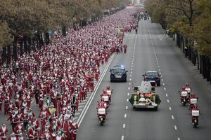 (FOTO) MADRID SE ZACRVENEO: 10.000 Deda Mrazova trčalo za borbu protiv opake bolesti