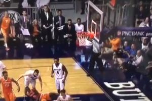 (VIDEO) DA MU GLUMCI POZAVIDE: Košarkaš Tenesija ovako pokušao da iscenira faul