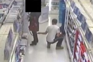(VIDEO) POLICIJA TRAGA ZA NJIM: Potez ovog muškarca u marketu nikom nije jasan