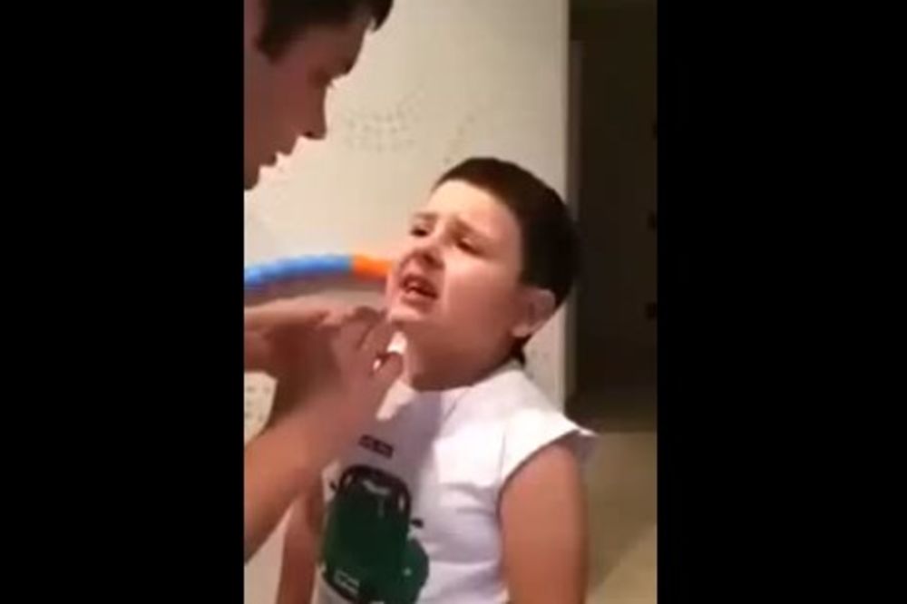 (VIDEO) HRKLJUŠ NA RUSKI NAČIN: Vađenje zubića kakvo još niste videli!