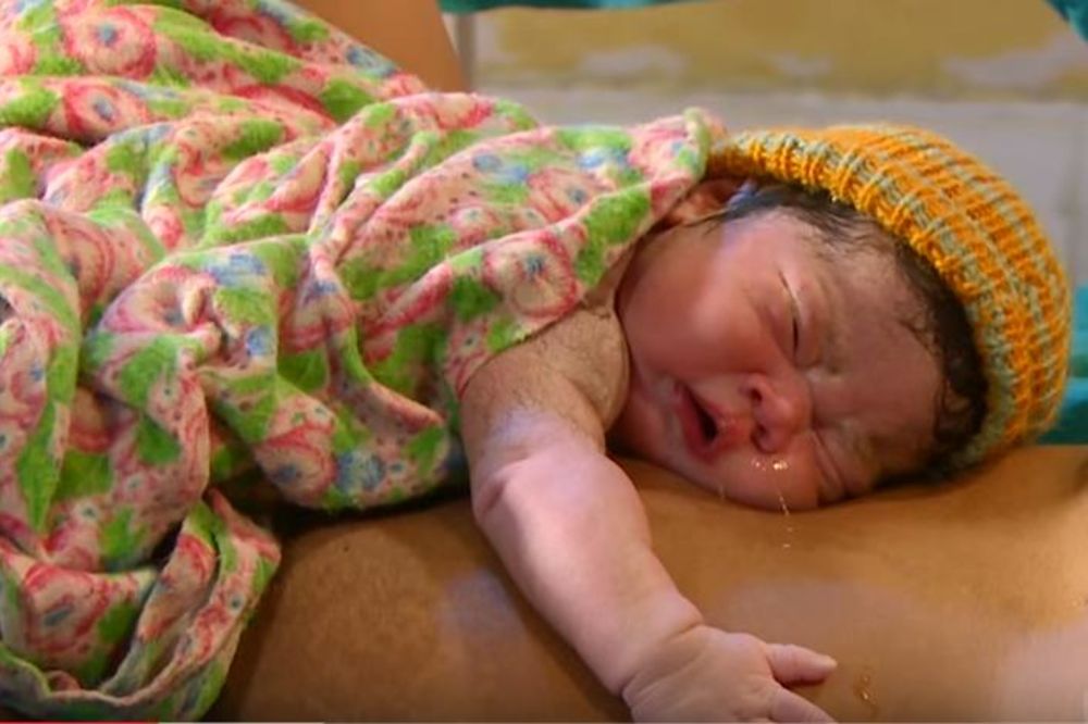 NEVEROVATAN PUT OD STOMAKA DO MAMINIH GRUDI: Novorođenče zna samo da pronađe dojku (VIDEO)