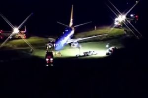 (VIDEO) DA JE HTEO, NE BI USPEO: Avion proklizao s piste, uleteo na livadu i legao na krilo!
