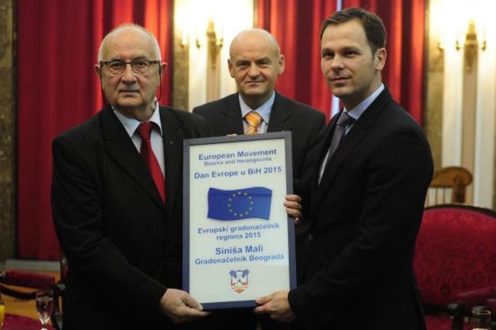 SVEČANOST U STAROM DVORU: Mali primio priznanje Evropski gradonačelnik regiona 2015.