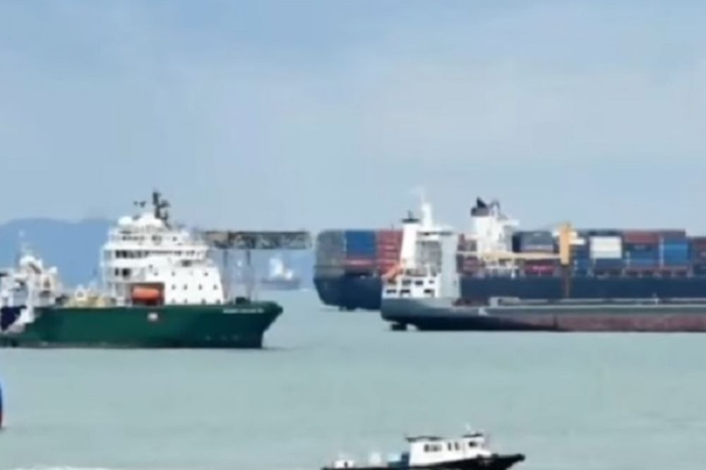 (VIDEO) HAOS U SINGAPURSKOM MOREUZU: 6 nestalo u sudaru tankera i teretnog broda