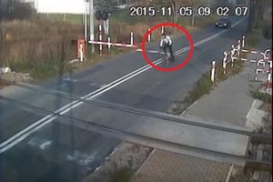 (VIDEO) DOBIO KAZNU KAD SE OPORAVIO: Pogledajte kako je biciklista uspeo da preživi sudar s vozom