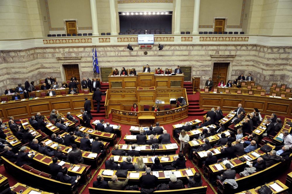 KREDITORI UCENJUJU, GRCI JOŠ DUBLJE TONU: Odobrena isplata od milijardu evra Grčkoj
