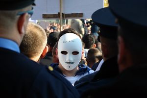 BACALI JAJA I DIMNE BOMBE NA POLICIJU: Hiljade ljudi protestovalo u Tirani