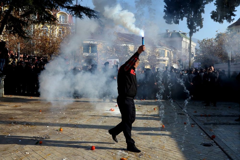 NE PRIZNAJEMO VLADU KOJA KRADE: Treći protest u Tirani, za januar najavili još masovnije skupove