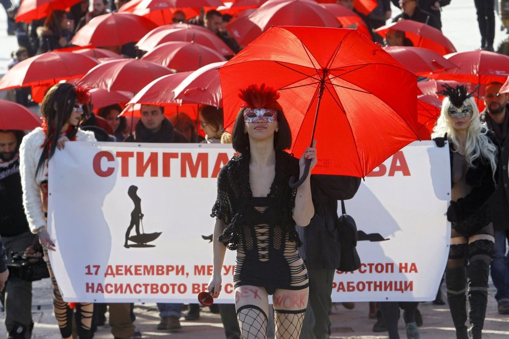 TRAŽE VEĆU ZAŠTITU: Seksualne radnice marširale kroz Skoplje