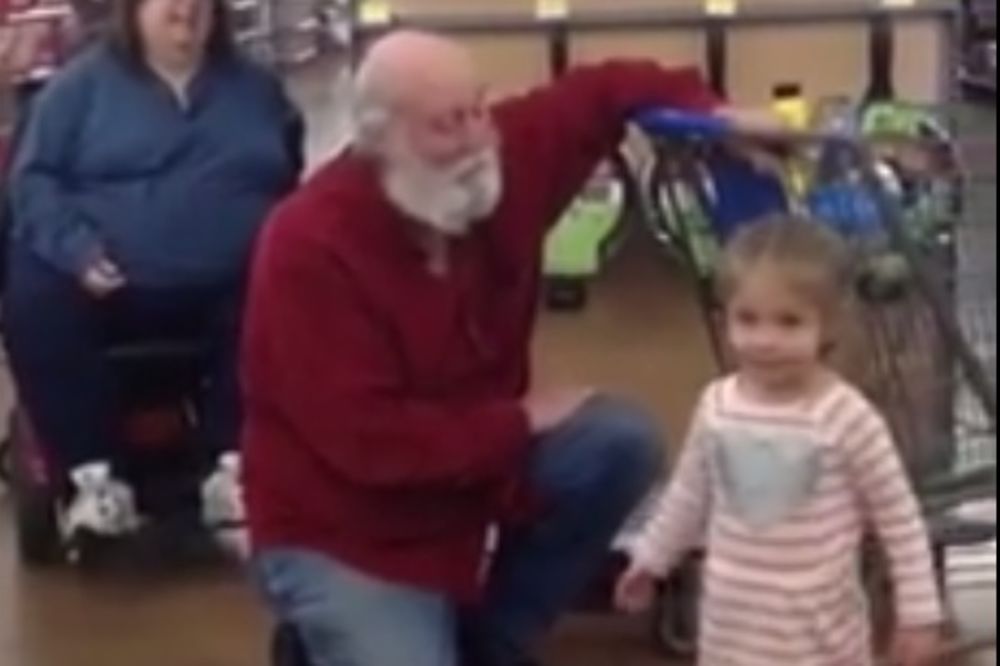 (VIDEO) SLUČAJNI HEROJ: Devojčica ga pomešala s Deda Mrazom, a njegova reakcija oduševila je sve