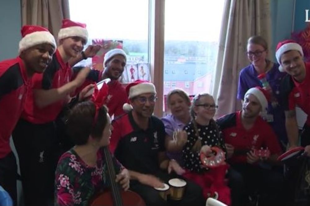 (VIDEO) GEST KOJI JE ODUŠEVIO SVET: Klop pevao božićne pesme bolesnoj deci
