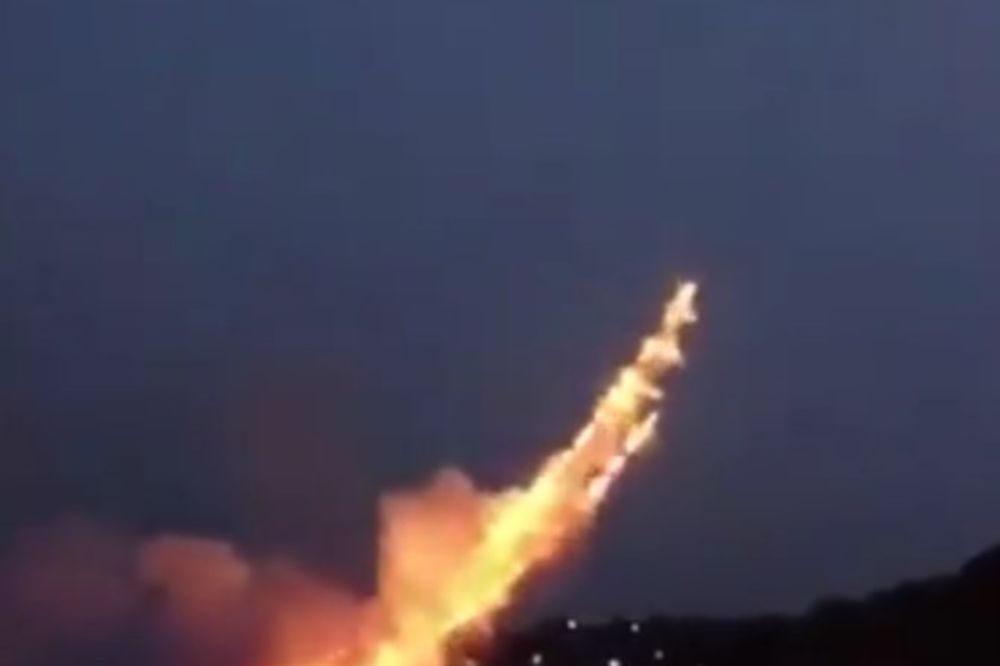 (VIDEO) STEPENICE DO RAJA: Kinez napravio vatrene merdevine do neba!