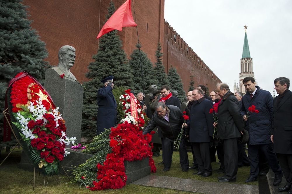 SVEČANOST NA CRVENOM TRGU: Rusi proslavili 136. Staljinov rođendan