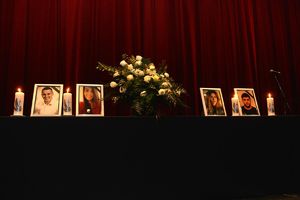 FOTO POSLEDNJI OPROŠTAJ U MOSTARU: Tela poginulih studenata suzama ispraćena u Hrvatsku