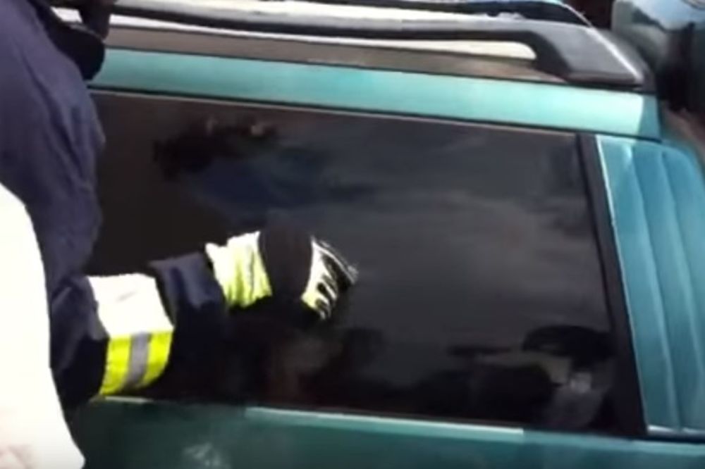 (VIDEO) U SLUČAJU OPASNOSTI: Evo kako da razbijete prozor na kolima samo jednim prstom!