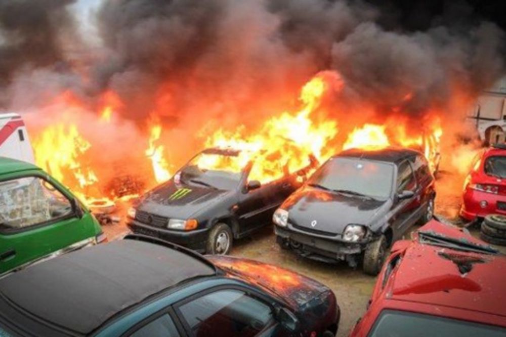 (FOTO) NISU STIGLI DO AFRIKE: Izgorelo 35 automobila na parkingu!