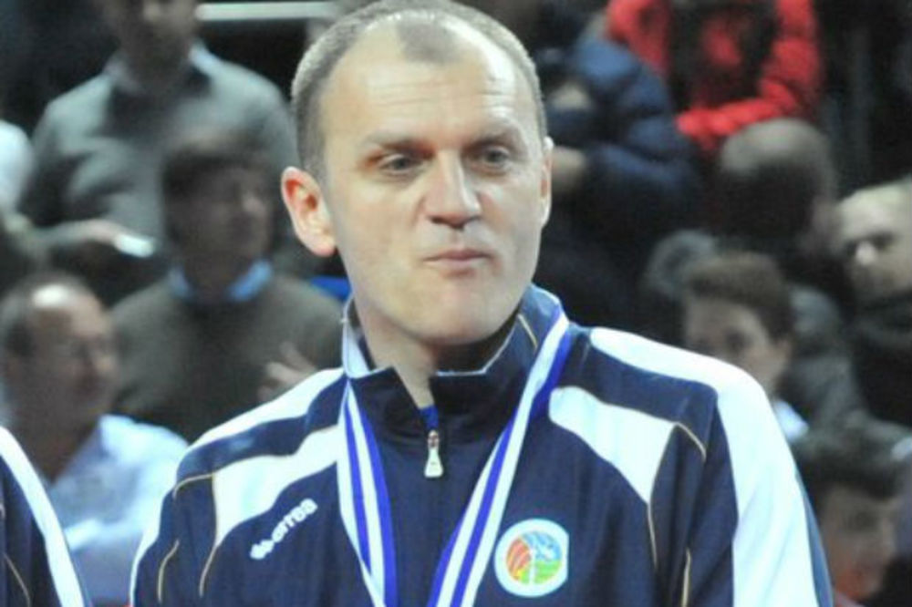 (FOTO) DEJANU BRĐOVIĆU U ČAST: Olimpijakos uručio počasnu plaketu Aleksi Brđoviću