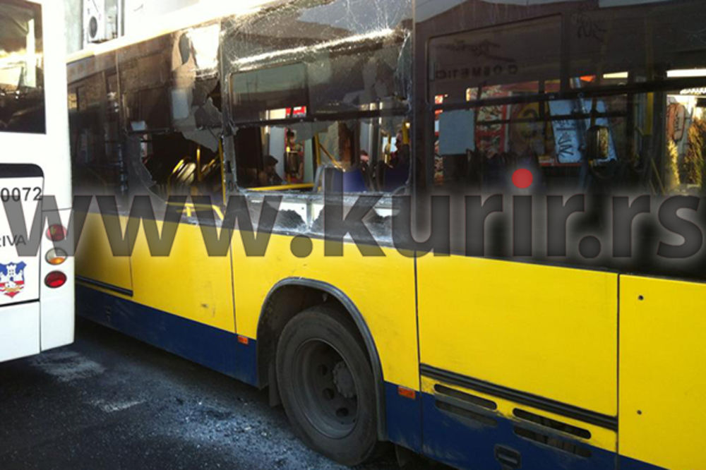 (KURIR TV) UŽAS NA ZELENOM VENCU: Sudarila se tri autobusa, 18 povređeno