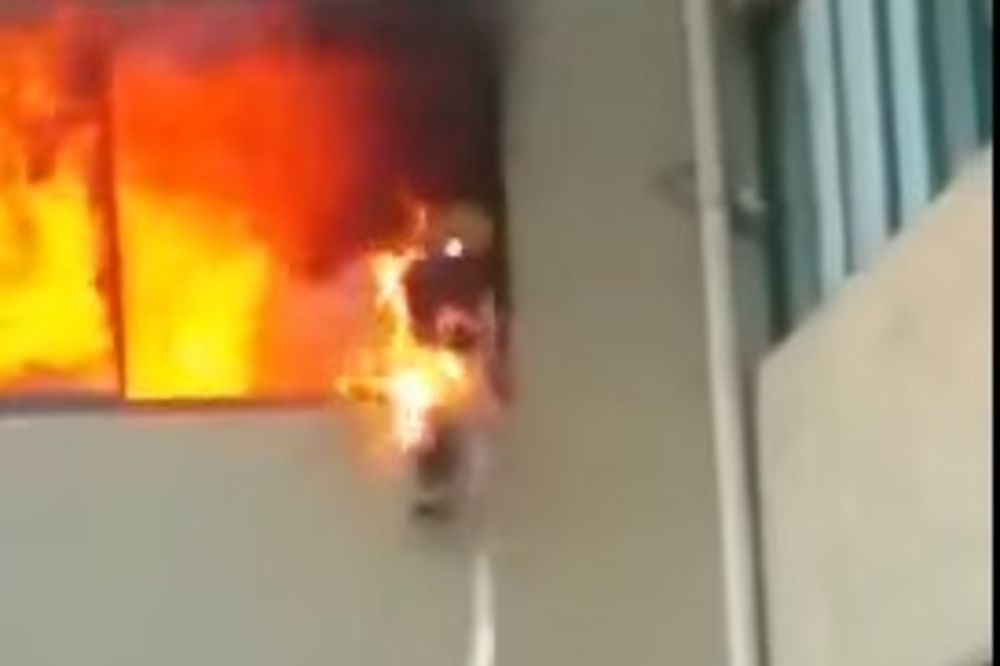 (VIDEO) DRAMA U KINI: Vatrogasac jedva izvukao živu glavu skokom kroz prozor