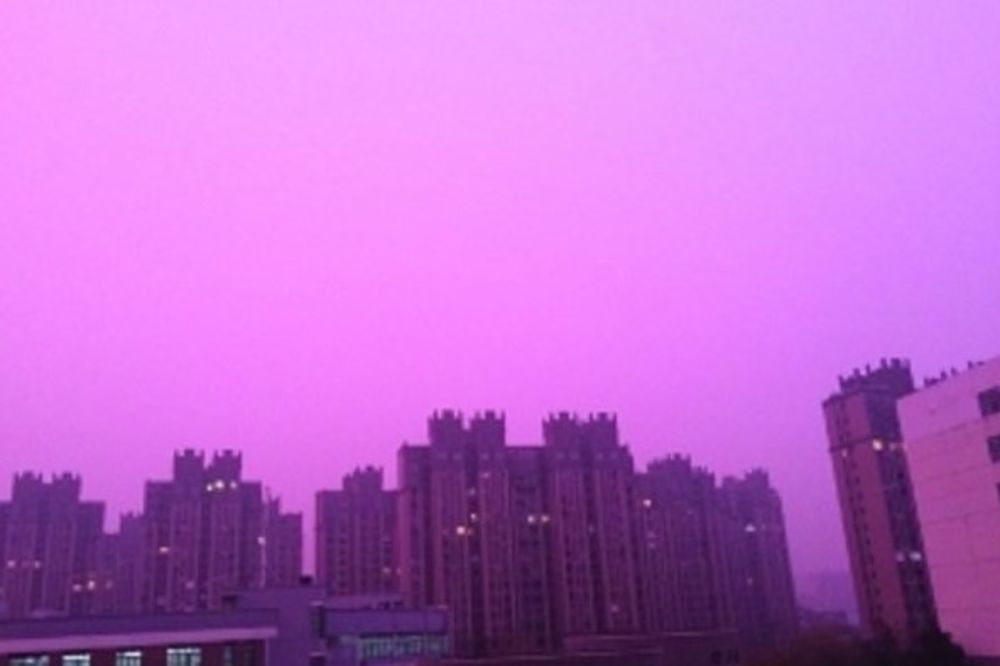 (FOTO) KAO NA DRUGOJ PLANETI: Ružičasti smog okovao kineske gradove i izazvao paniku