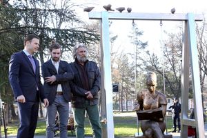 (FOTO) PORUKA MLADIMA DA OSTANU U SRBIJI: Mali otkrio spomenik Beogradski čitač