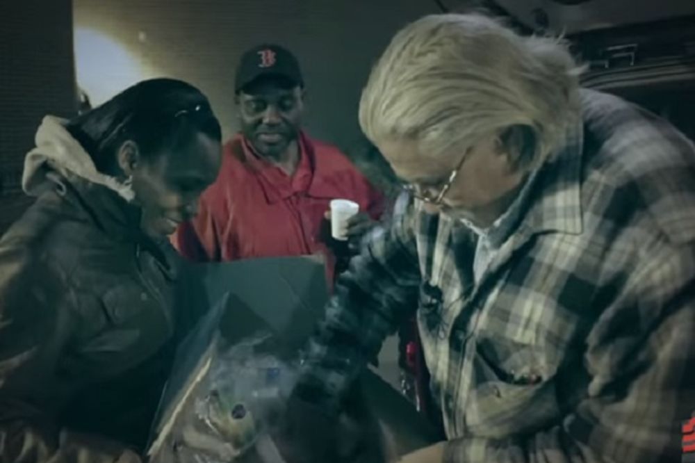 (VIDEO) NJEGOVA RUKA HRANI GLADNE: Ovaj Amerikanac svake noći deli beskućnicima hranu