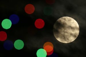 FOTO VEČERAS REDAK FENOMEN NA NEBU: Pun Mesec na Božić, sledeći tek 2034. godine!