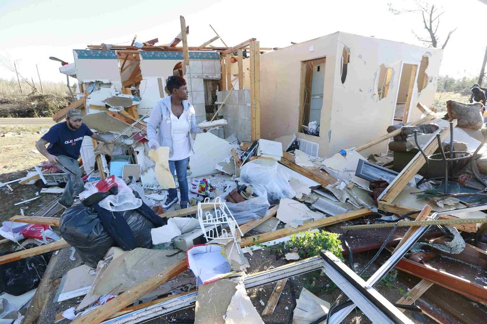 (VIDEO) SEZONA TORNADA UNIŠTILA PRAZNIKE: 14 Amerikanaca poginulo u olujama