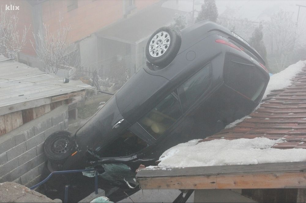 (FOTO) HOROR U SARAJEVU: Auto zbog magle sleteo na krov kuće, vozač čudom preživeo!