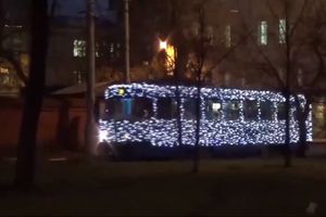 (VIDEO) PRAZNIČNA RADOST ZA SVE: Pogledajte moskovski novogodišnji tramvaj