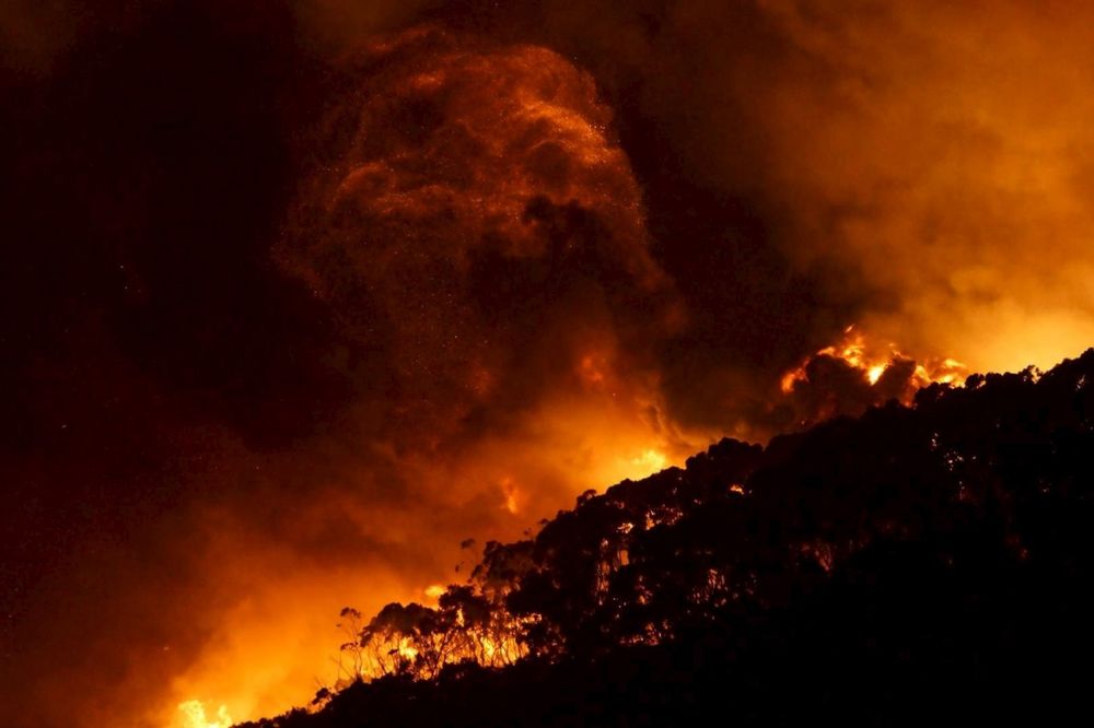 (FOTO) AUSTRALIJA U PLAMENU ZA BOŽIĆ: U udarima groma izgorelo više od 100 kuća!